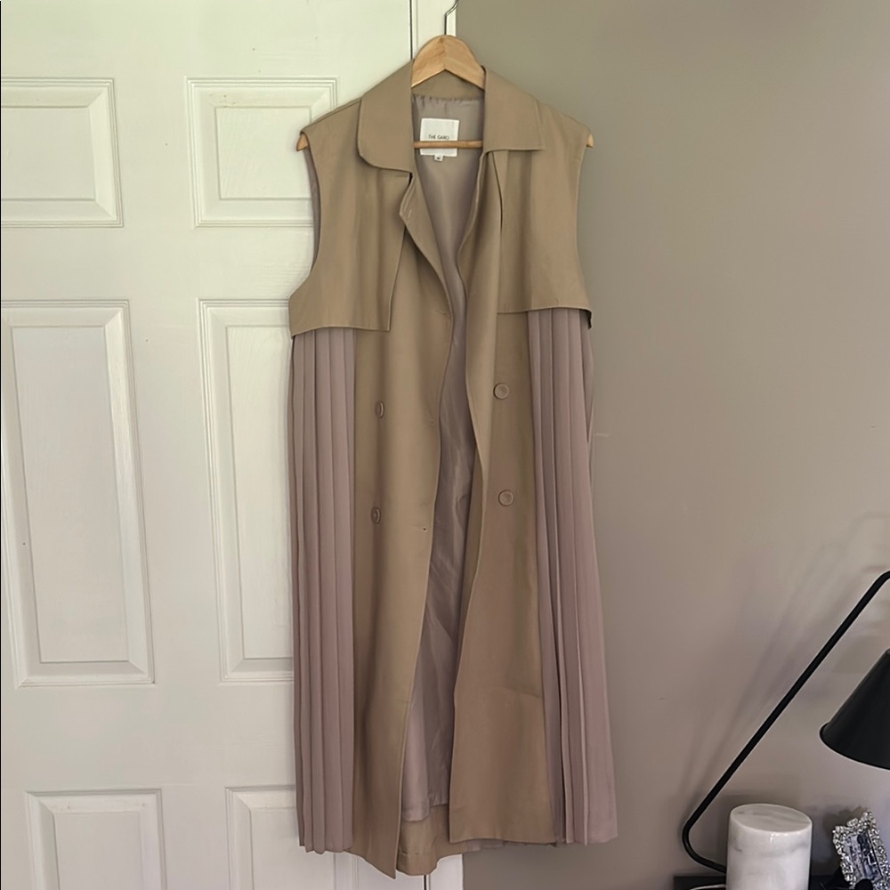 The Garo Pleated sleeveless trench dress/coat | Tan